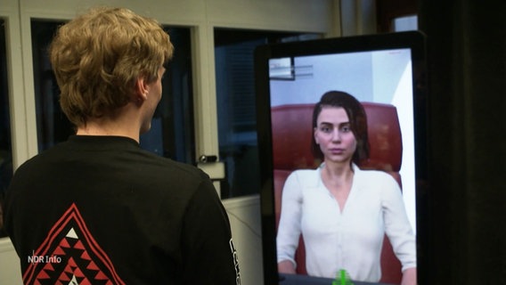 Ein Mann kommuniziert mit einem virtuellen Avatar. © Screenshot 