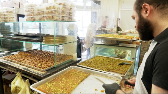 Kuchen und andere Süßspeisen in der Auslage einer Bäckerei. © Screenshot 