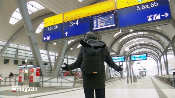 Ein Reisender steht frustriert vor einer Bahnhofsanzeige. © Screenshot 