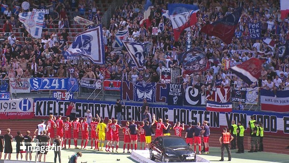 Jubelnde Fans und Spieler von Holstein-Kiel im Stadion © Screenshot 