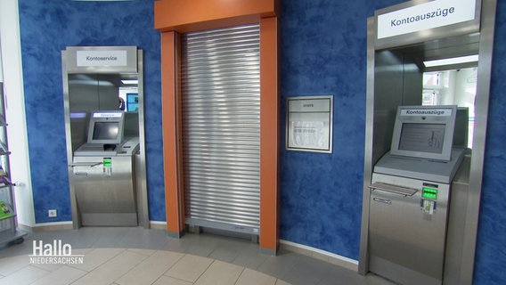Ein Rolltor vor einem Geldautomaten. © Screenshot 