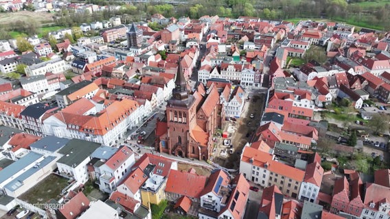 Der Marktplatz von Güstrow aus der Luft betrachtet. © Screenshot 