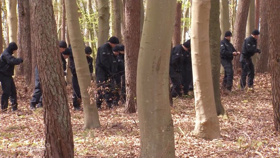 Polizisten durchsuchen den Wald nach dem Gesuchten. © Screenshot 