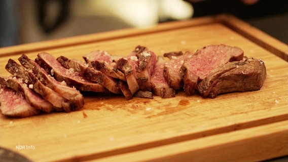 Ein Steak liegt geschnitten auf einem Brett. © Screenshot 