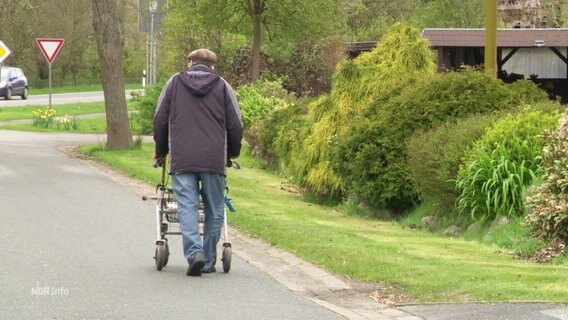 Ein älterer Herr läuft mit einem Rollator am Straßenrand. © Screenshot 