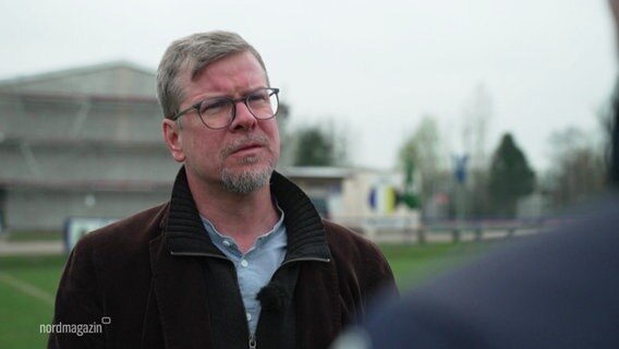 NDR Reporter interviewt Einwohner auf einem Fußballplatz in Lalendorf. © Screenshot 