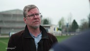 NDR Reporter interviewt Einwohner auf einem Fußballplatz in Lalendorf. © Screenshot 