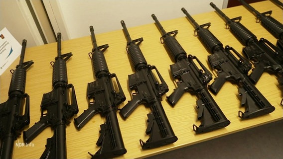 Eine Reihe von Schusswaffen liegt auf einem Tisch. © Screenshot 