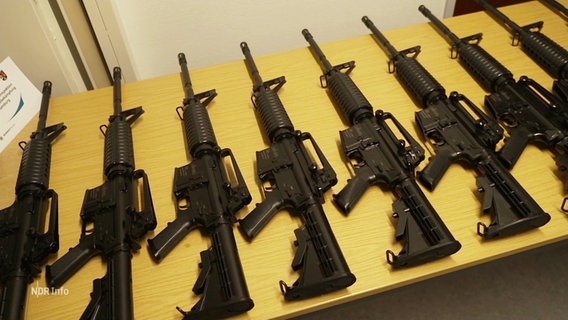Beschlagnahmte Sturmgewehre auf einem Tisch. © Screenshot 