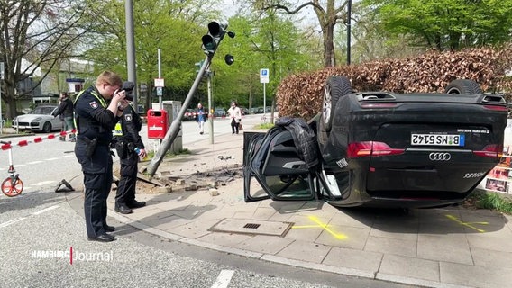Ein Autounfall nach einem Autobiebstahl wird von der Polizei fotografiert. © Screenshot 