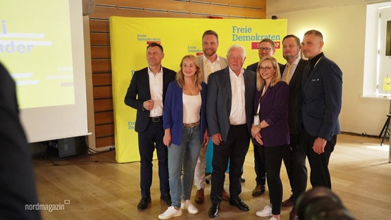 Mehrer FDP-Mitglieder posieren für ein Foto. © Screenshot 