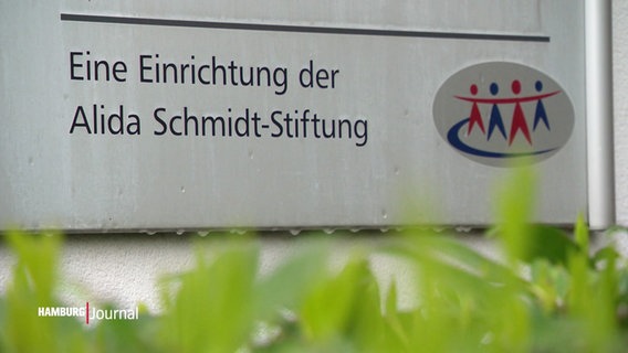 Ein Schild steht vor einer Einrichtung der Alida-Schmidt-Stiftung. © Screenshot 
