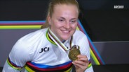 Die Bahnradsportlerin Friedrich hält ihre Goldmedaille in die Kamera. © Screenshot 