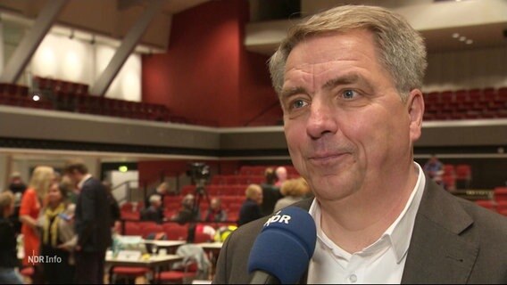 Bürgermeister Jürgen Krogmann von der SPD äußert sich zum zeitlichen Rahmen des Stadionneubaus. © Screenshot 