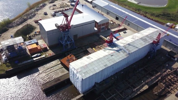 Ein Werftgelände von oben ist zu sehen. © Screenshot 