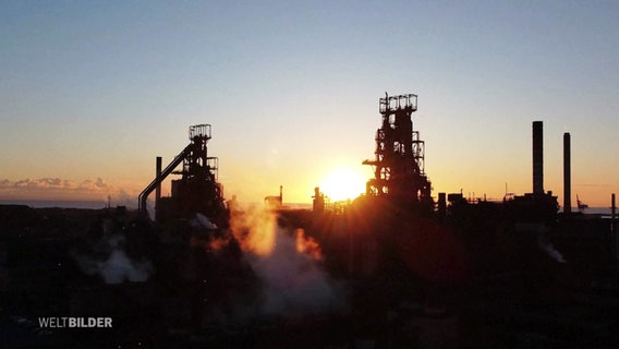 Über einem walisischen Stahlwerk geht die Sonne auf. © Screenshot 