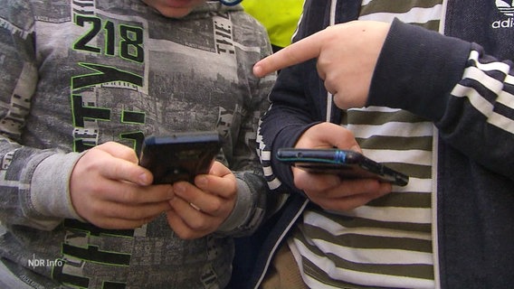 Zwei Kinder schauen auf ihre Smartphones. © Screenshot 