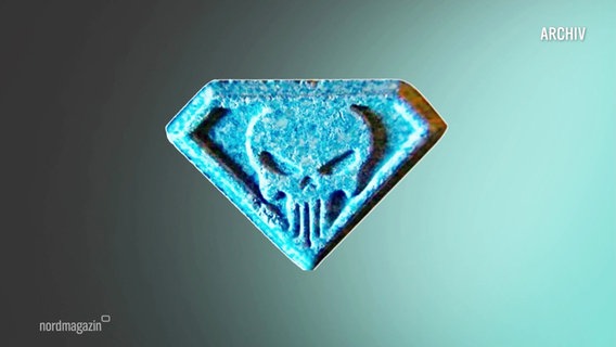 Foto einer blauen, diamantförmigen Tablette mit einem Totenkopf - eine Pille der Droge "Blue Punisher". (Archivbild) © Screenshot 