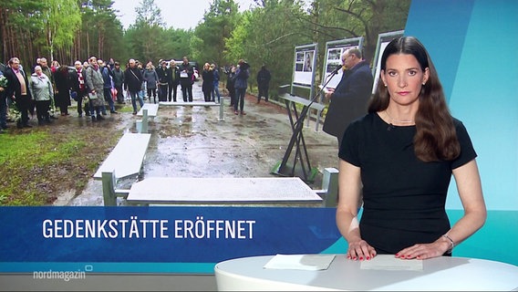 Nachrichtensprecherin Martina Scheller, links von ihr ein Bild von einer offiziellen Zeremonie im Freien und der Titel "Gedenkstätte eröffnet". © Screenshot 