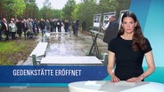 Nachrichtensprecherin Martina Scheller, links von ihr ein Bild von einer offiziellen Zeremonie im Freien und der Titel "Gedenkstätte eröffnet". © Screenshot 