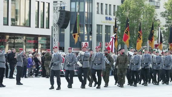 Soldaten marschieren durch Neubrandenburg. © Screenshot 