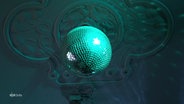 Eine Disco-Kugel die mit grünem Licht angeleutet wird. © Screenshot 