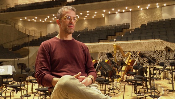 Omar Meier Wellbner im Interview in der Elbphilharmonie. © Screenshot 