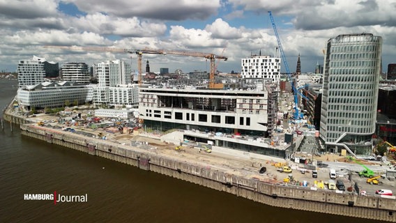 Eine Baustelle in der Hafencity aus der Vogelperspektive: Hier entsteht ein neues Terminal für Kreuzfahrtschiffe. © Screenshot 