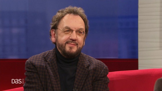 Publizist Heribert Prantl zu Gast auf dem roten Sofa. © Screenshot 