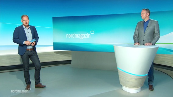 Die beiden Moderatoren führen durch die Sendung. © Screenshot 