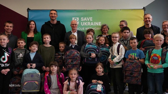 Peter Tschentscher und Vitali Klitschko im Gruppenbild mit ukrainischen Kindern. © Screenshot 
