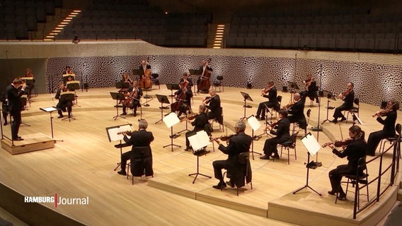 Musiker:innen auf der Bühne der Elbphilharmonie. © Screenshot 
