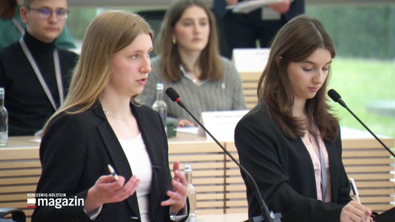 Finalist:innen des Jugend-debattiert-Wettbewerbs bei der Debatte. © Screenshot 