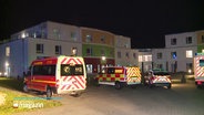 Mehrere Rettungsdienstwagen stehen nachts vor einem Pflegeheim. © Screenshot 