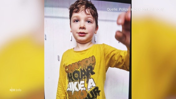 Ein Foto des vermissten Jungen Arian. © Screenshot 