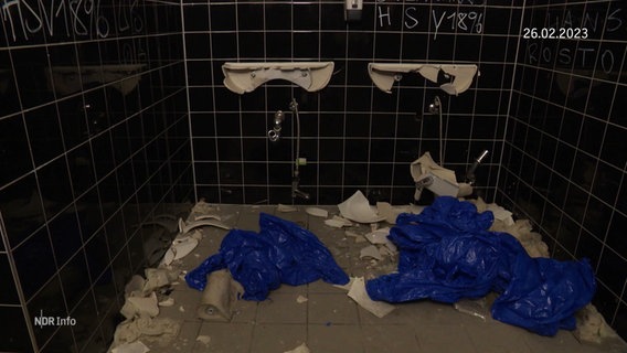 Eine von Fans demolierte Toilette in einem Fußballstadion. © Screenshot 