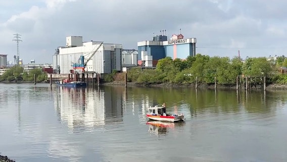 Ein Einsatzboot fährt auf dem Reiherstieg in Wilhelmsburg. © Screenshot 