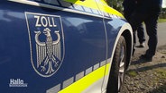 Wappen des deutschen Bundesadlers und die Aufschrift "Zoll" auf einem Fahrzeug. © Screenshot 