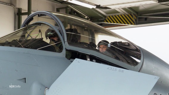 NATO-Generalsekretär Jens Stoltenberg sitzt hinter dem Piloten in einem Eurofighter. © Screenshot 