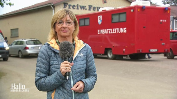 NDR-Reporterin Christina Gerlach berichtet live aus Bremervörde zum Stand der Suche nach dem vermissten Jungen Arian. © Screenshot 