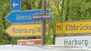 Ein Straßenschild mit der Aufschrift "Bremer Straße". © Screenshot 