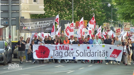 Menschen bei einer zentralen Kundgebung des DGB in Hannover. © Screenshot 
