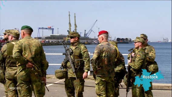 Eine Gruppe Soldaten im Rostocker Hafen. © Screenshot 