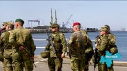 Eine Gruppe Soldaten im Rostocker Hafen. © Screenshot 