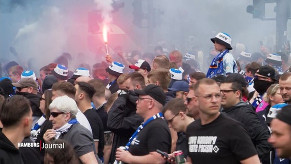 Fans des HSV auf dem Weg zum Stadion. © Screenshot 