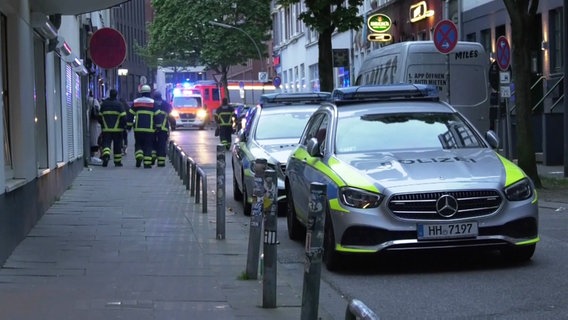 Polizeiwagen stehen in einer Straße auf dem Hamburger Kiez. © Screenshot 