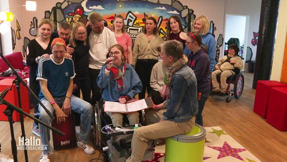Beim Musikprojekt "Ein neuer Tag beginnt" in Nordhorn singt die Teilnehmerin Johanna Klasing der Gruppe ein Lied vor. © Screenshot 