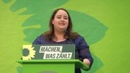 Ricarda Lang beim Grünen-Landesparteitag in Neumünster am Rednerpult. © Screenshot 