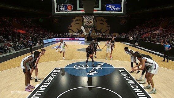 Ein Basketball-Spielfeld während eines Spiels. © Screenshot 