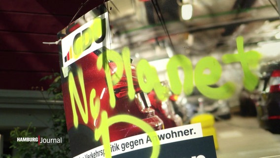 Ein mit gelber Neonschrift beschmiertes CDU-Wahlplakat. © Screenshot 